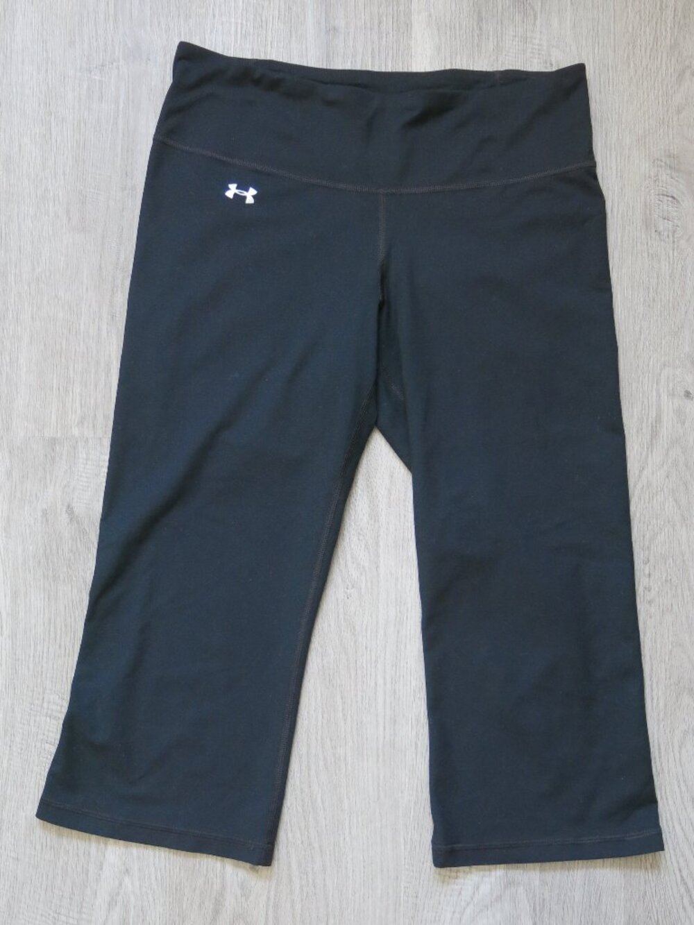 Under Armour All Season Gear Fitted Athletic Black Cropped Pants - Size Small